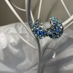 Vintage LISNER Silver Tone Blue  Aurora Borealis Rhinestones Clip On Earrings